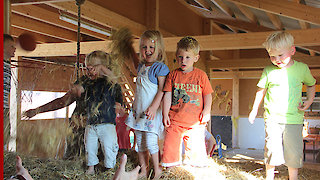 Kinder in der Spielscheune auf dem Erlebnisbauernhof